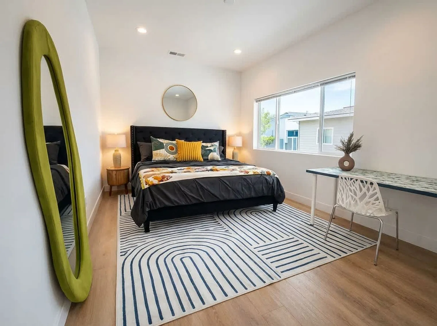 4 bed, 2.0 bath, 1194 sqft, $4,305 — Photo 3