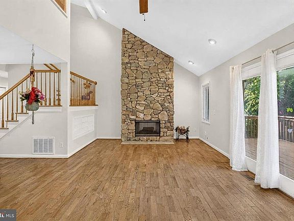 3rd image of 821 Honeysuckle Ln