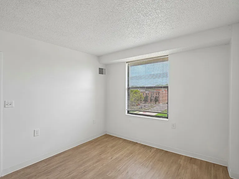 Riverview Apartments — Photo 28