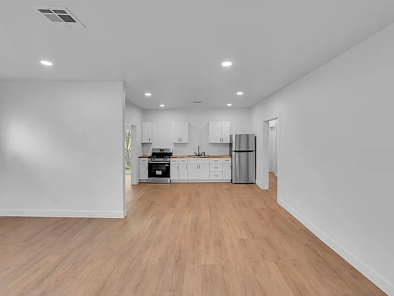 1602 Mitchell Ave — Photo 6