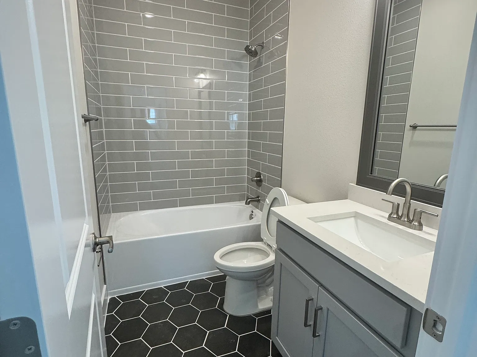 5 bed, 3.5 bath, 2426 sqft, $4,900 — Photo 4