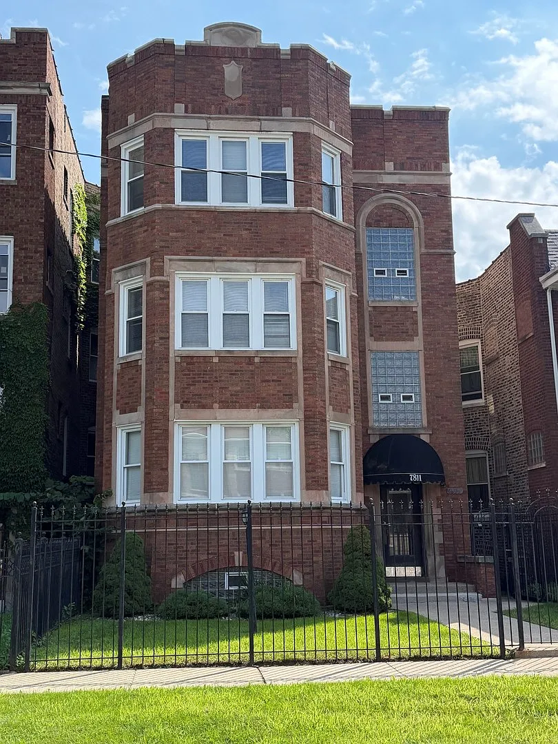3 bed, 900 sqft, $1,200 — Photo 1