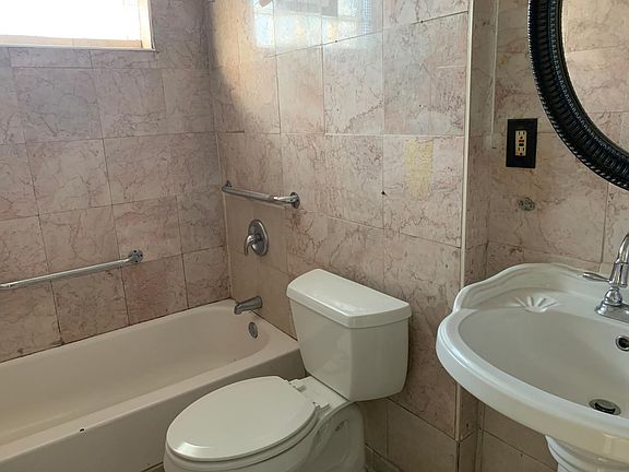 3rd image of 2346 W Chase Ave #1