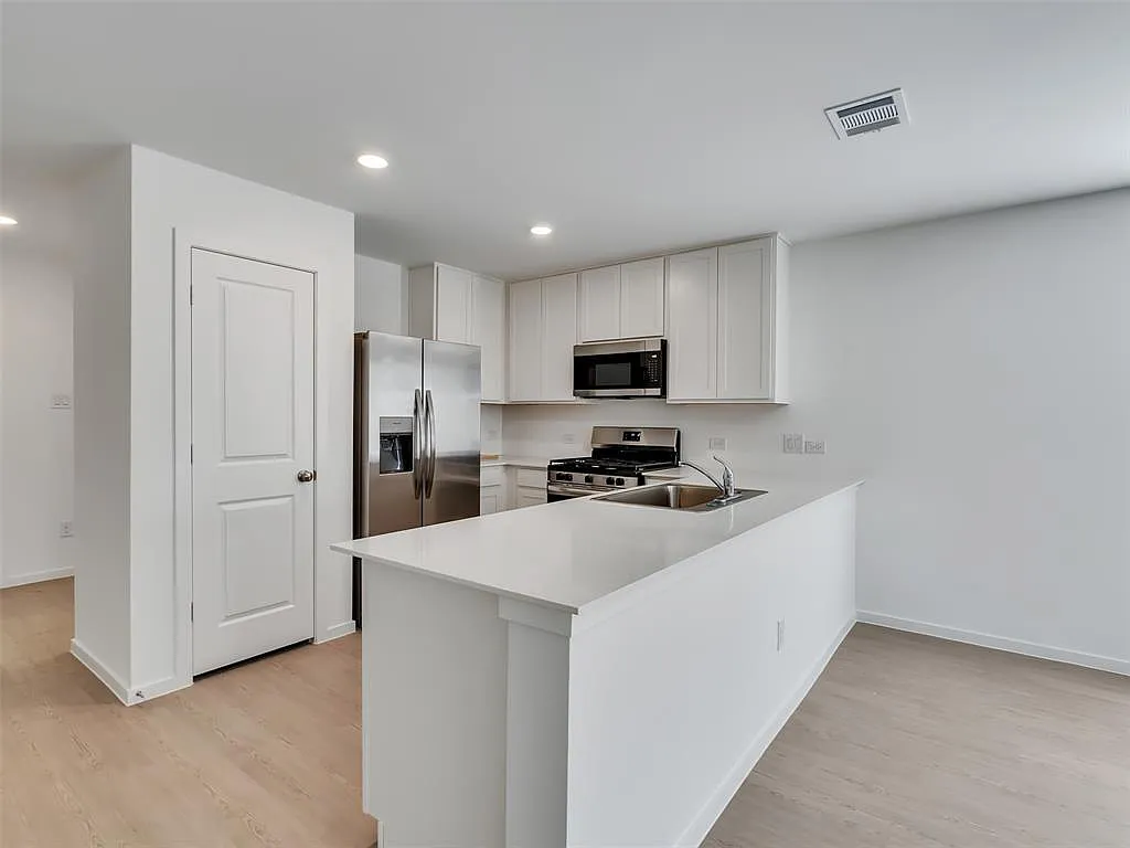 4 bed, 2.5 bath, 2247 sqft, $2,500 — Photo 4