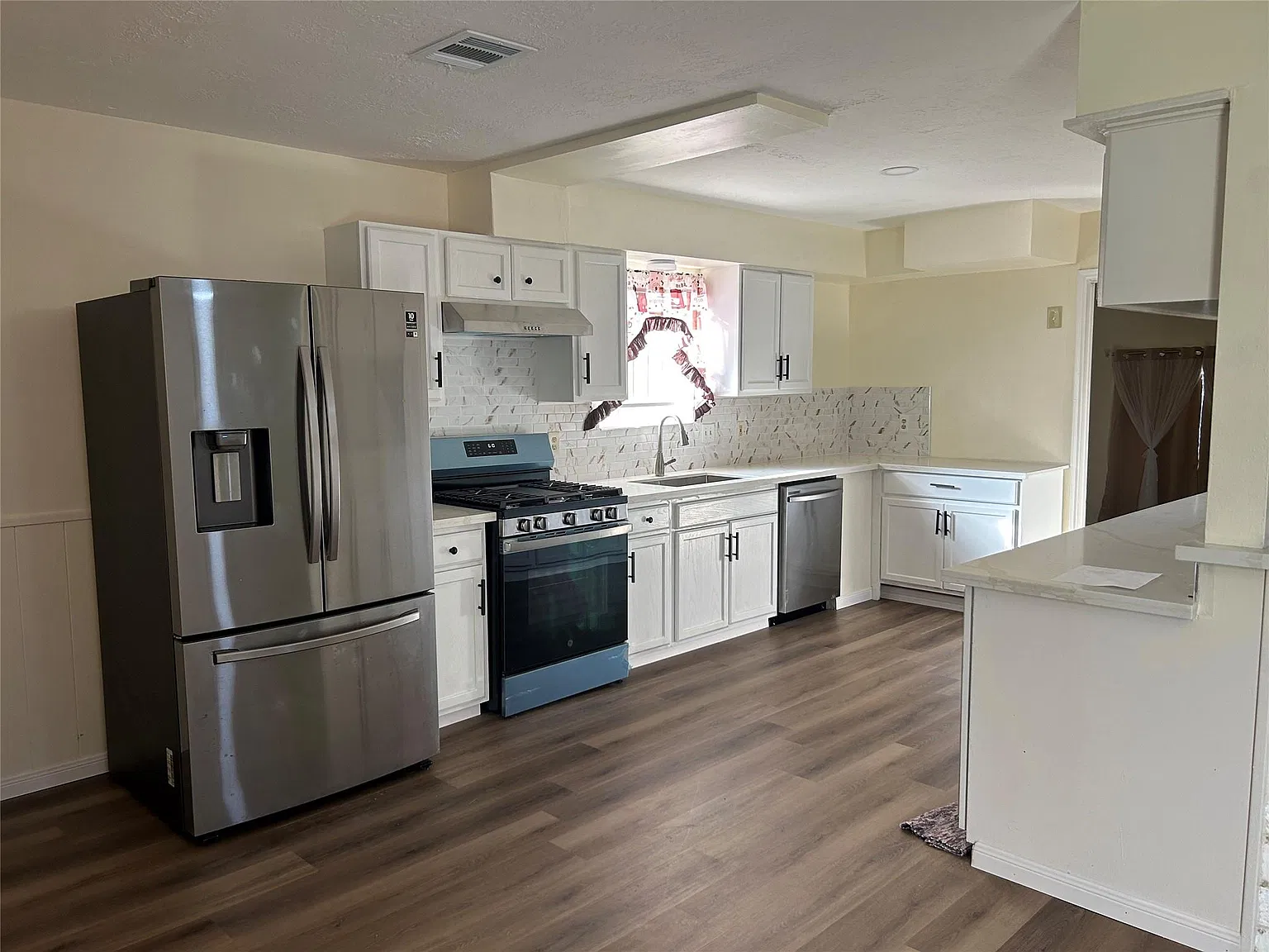 4 bed, 2.0 bath, 2312 sqft, $2,400 — Photo 2