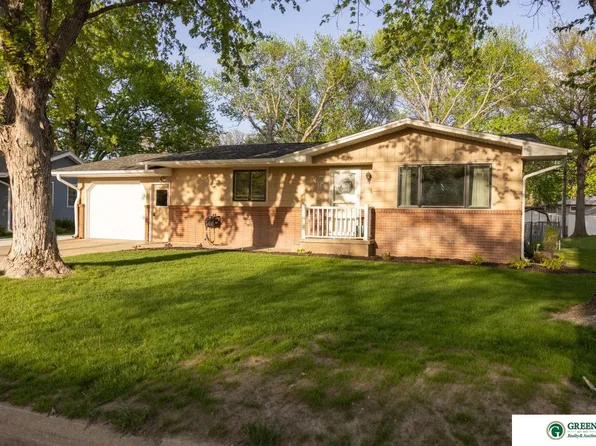 18 S Country Club Hts, York, NE 68467