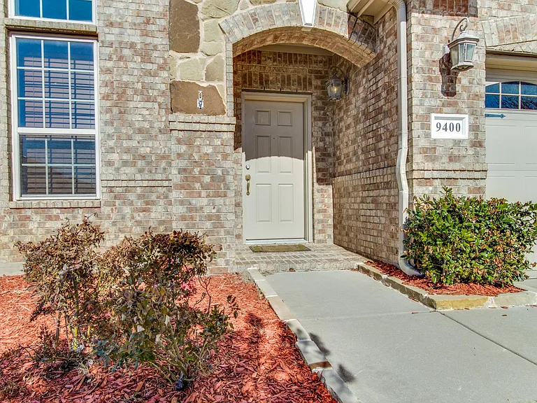 9400 Harrell Dr — Photo 2