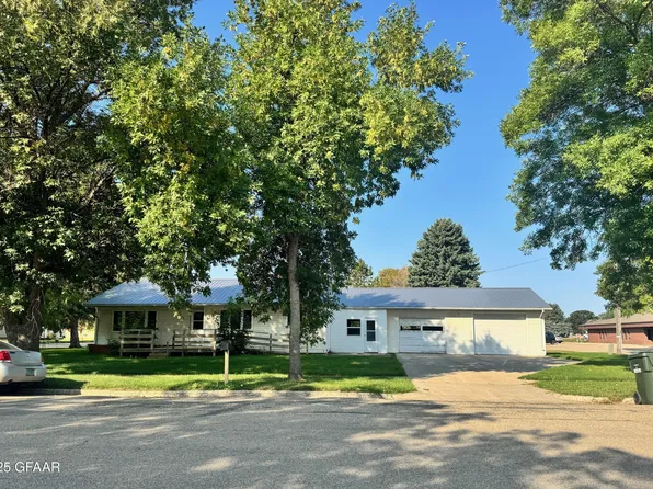 107 W 2nd Ave S, Cavalier, ND 58220
