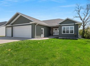 3027 Scarlet Oak Rd, De Pere, WI 54115