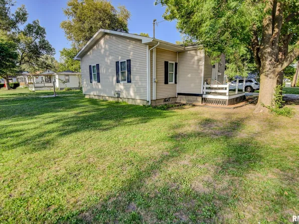 1221 W Elm St, Taylorville, IL 62568