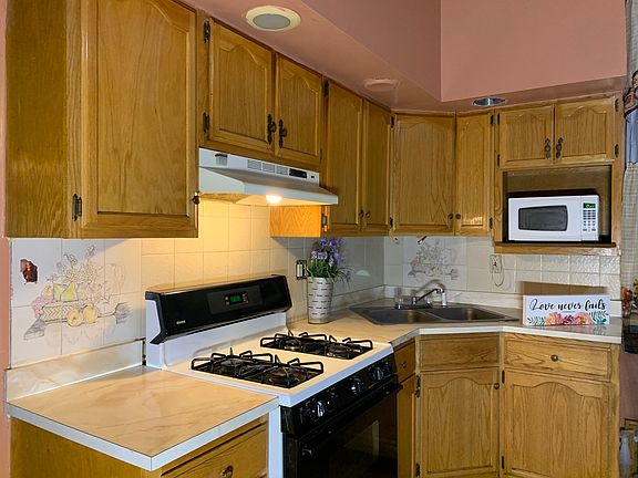 4th image of 2428 S Avers Ave