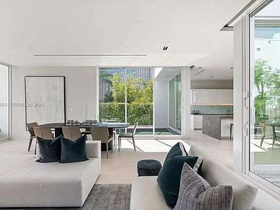 5th image of 1011 W 48th St #8
