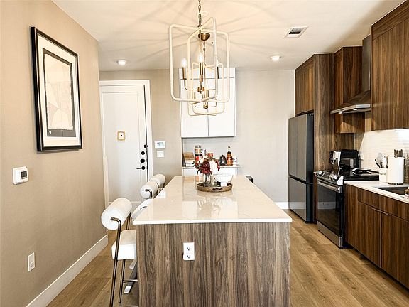 3rd image of 1701 Simond Ave #639