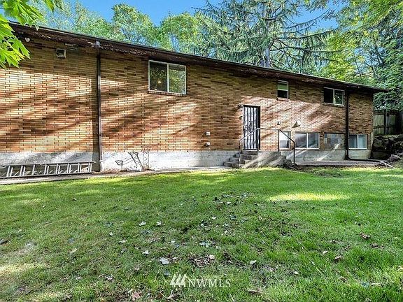 Private entrance and yard