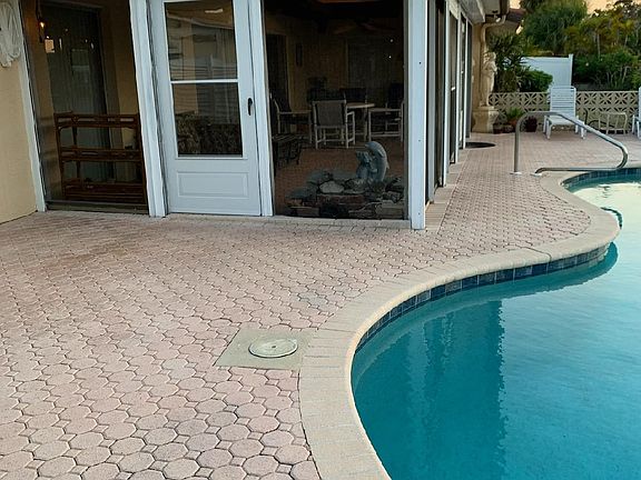 INDOOR LANAII WITH INGROUND POOL..BRING YOUR BATHING SUITS..