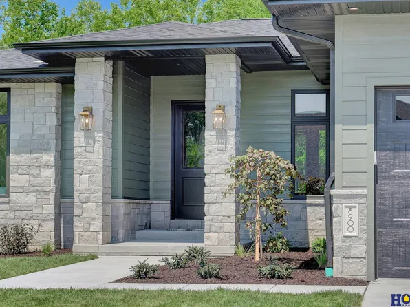 8900 Sandalwood Dr, Lincoln, NE 68520