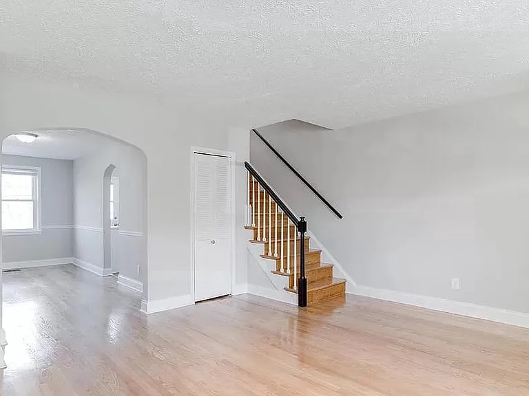 1046 Elm Rd — Photo 4