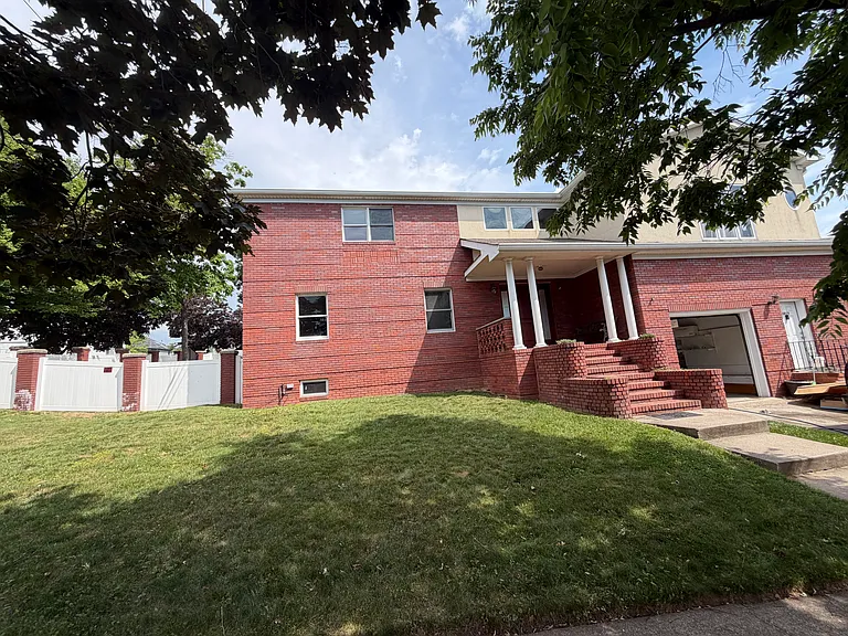 Ionia Ave — Photo 1