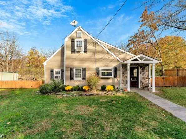 2 Sloan Ln, Lebanon Boro, NJ 08833