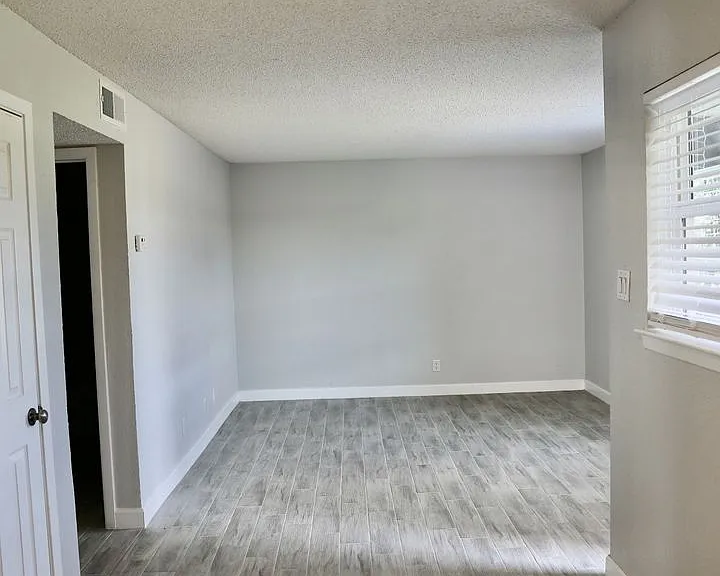 Lions Court Apartments — Photo 64