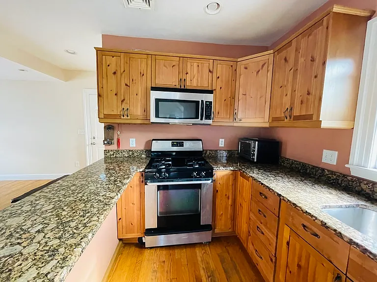 18 Richardson St #18 — Photo 5