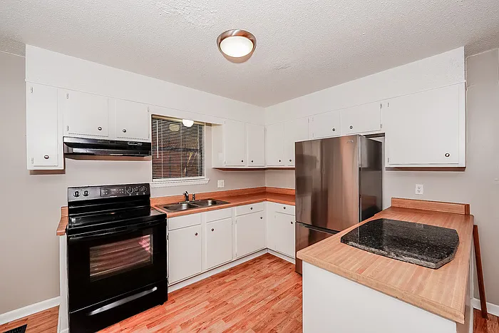 356 Lakeshore Cir — Photo 3