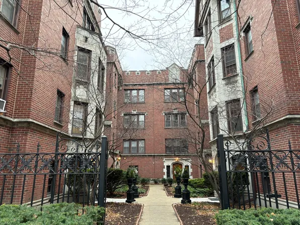 1111 Holley Ct #216, Oak Park, IL 60301
