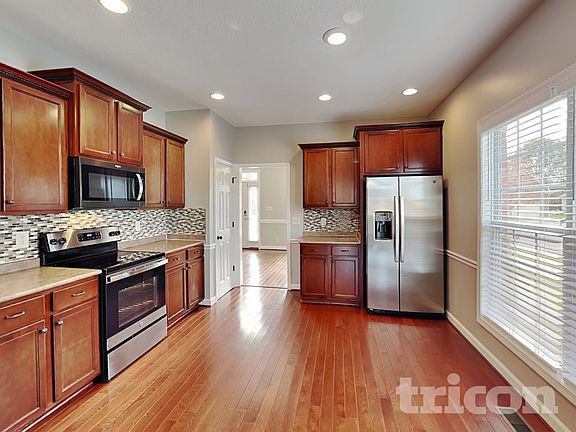 4th image of 935 Willow Cir