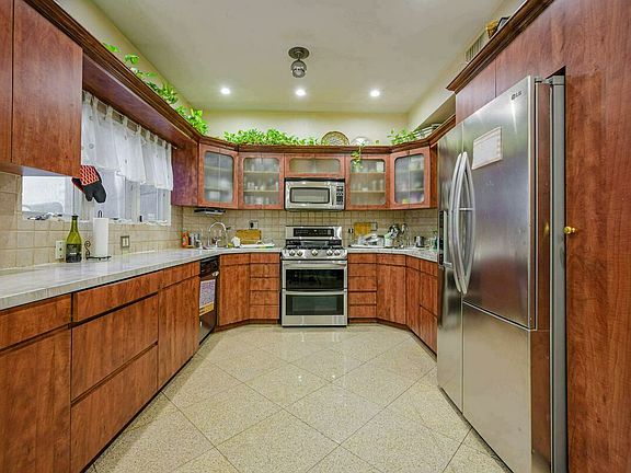 5th image of 1221 Avenue P