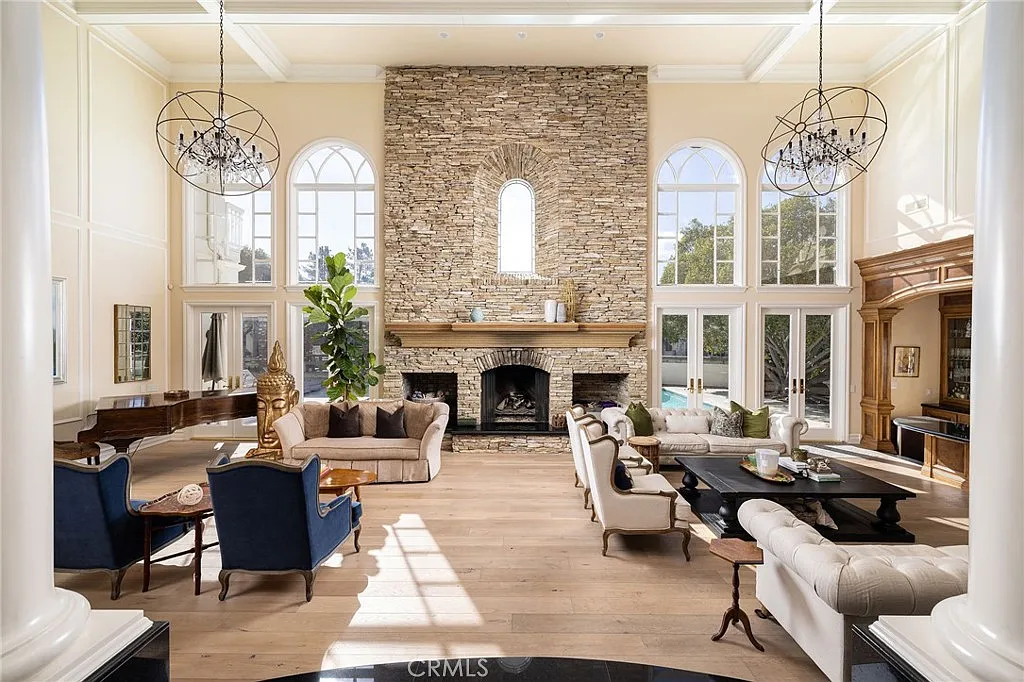 7 bed, 7.0 bath, 9500 sqft, $40,000 — Photo 3