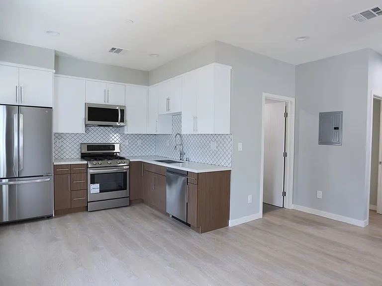 1242 N Beachwood Dr — Photo 4