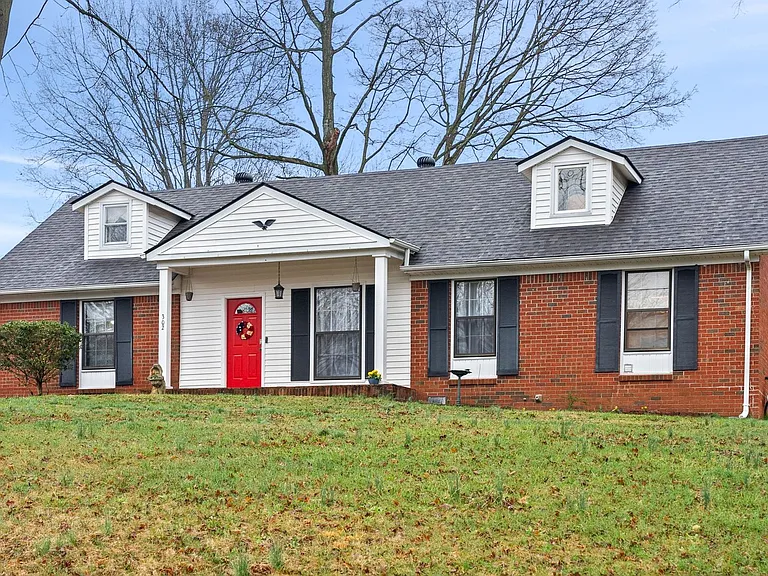 302 Robin Hood Dr — Photo 1