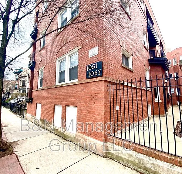 1059 W Dakin St #3 — Photo 7