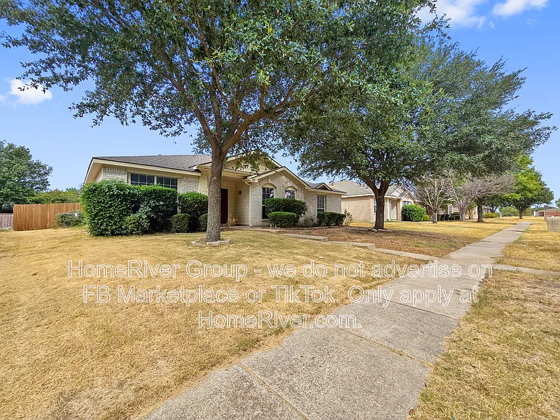 4 bed, 2.0 bath, 1940 sqft, $2,200 — Photo 2