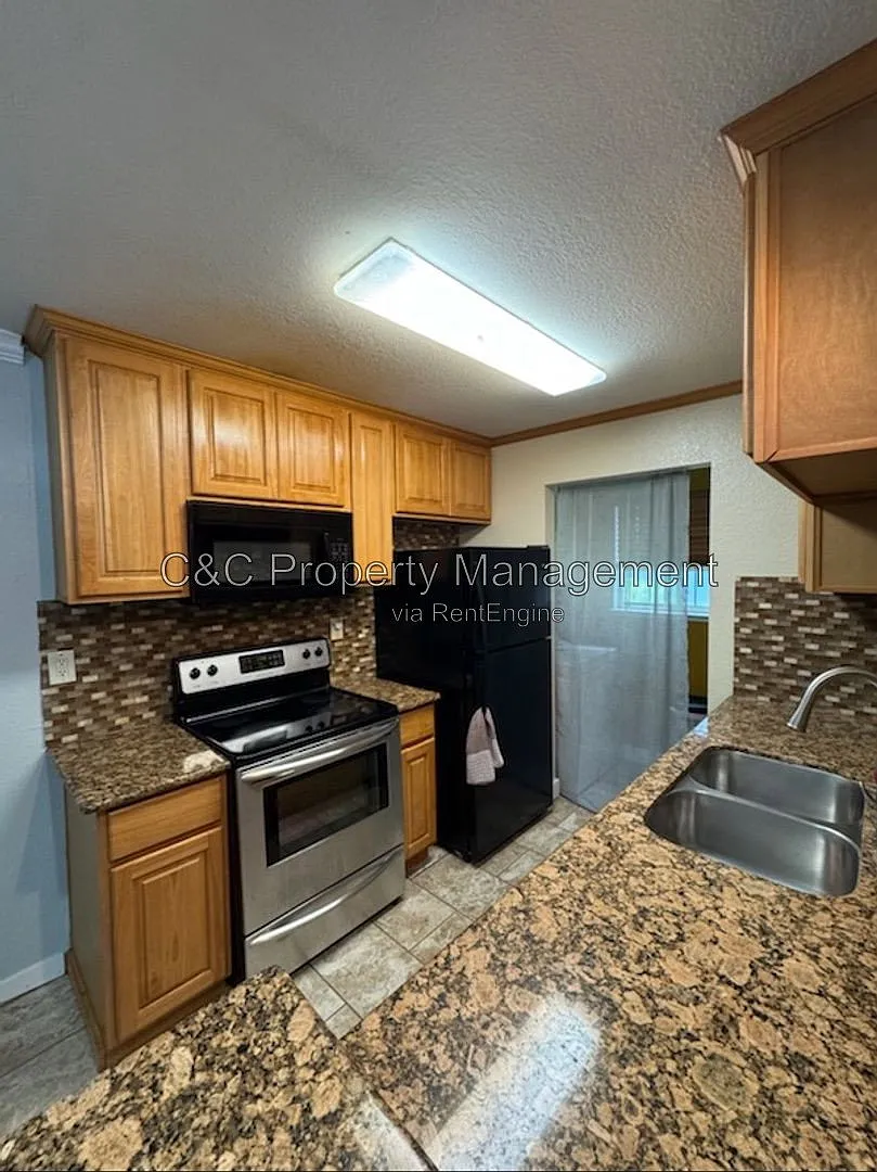 2 bed, 2.0 bath, 918 sqft, $1,900 — Photo 2