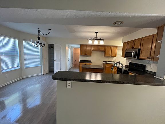3rd image of 384 Autumn Springs Dr