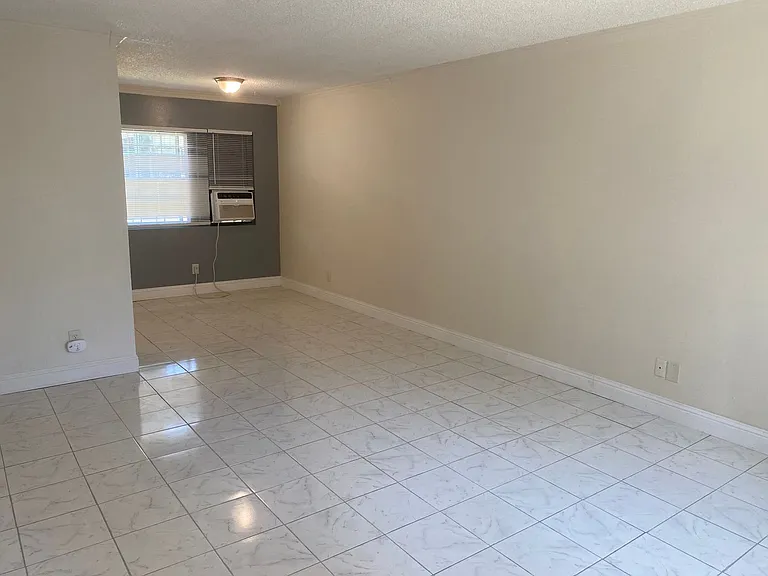 412 Ford St — Photo 3