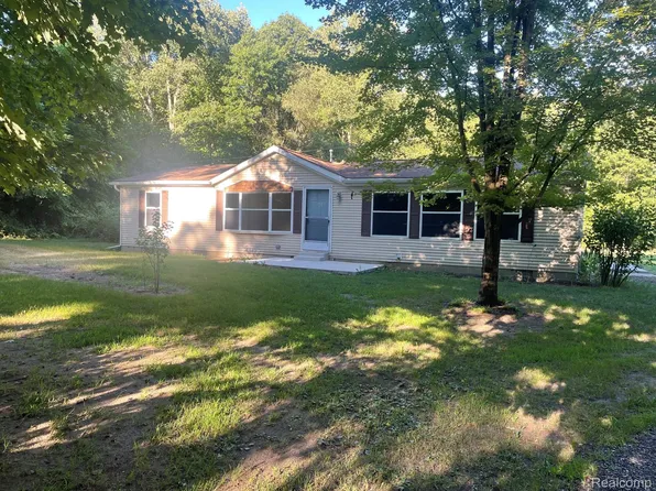 1938 Indian Rd, Lapeer, MI 48446