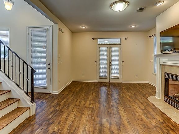 3rd image of 1359 Island Pl E