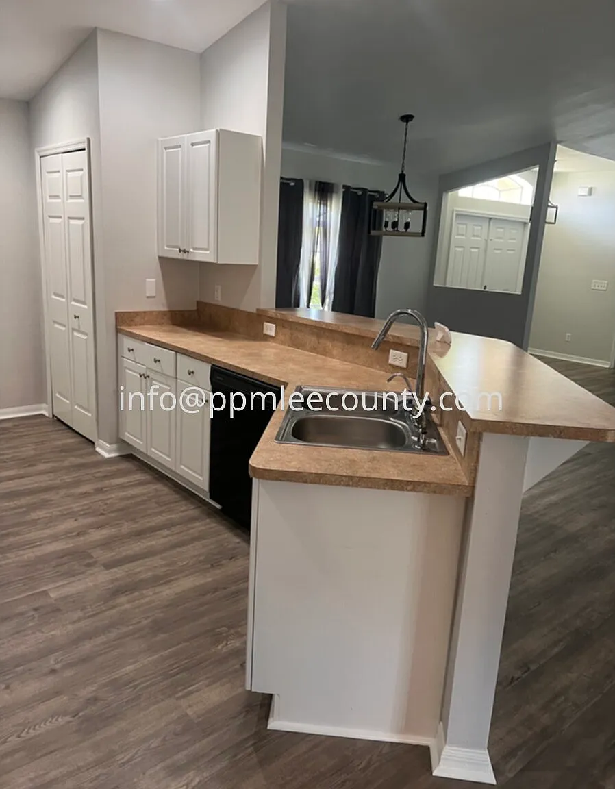 3 bed, 2.0 bath, 1639 sqft, $1,995 — Photo 3