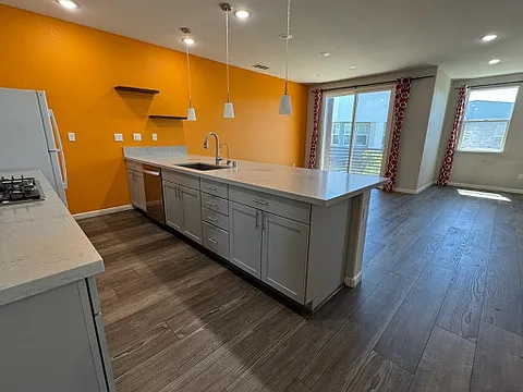 555 Clover Cir — Photo 3