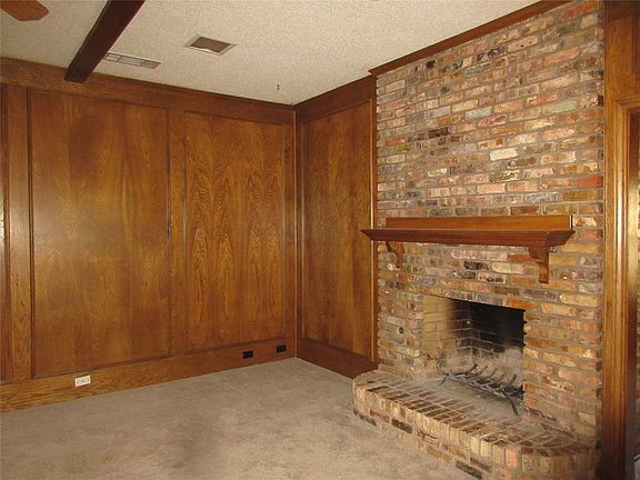 3rd image of 1823 Green Tree Ln