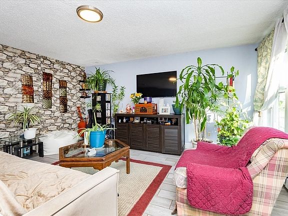 5th image of 945 Riverside Dr APT 8A