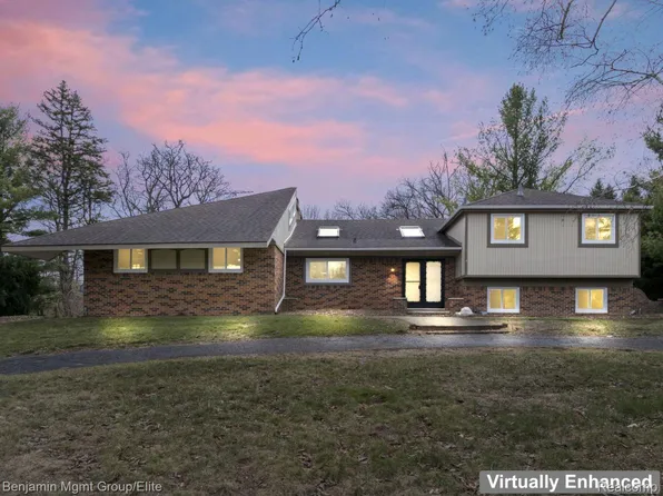 5910 Cedar Knoll Dr, Brighton, MI 48116