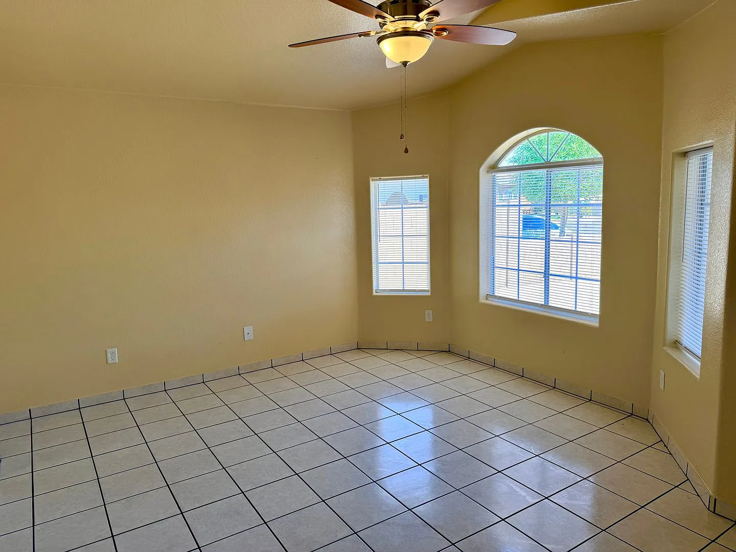 Three Bedroom Home with Two Car Garage and Fenced Lot in San Luis AZ. — Photo 3