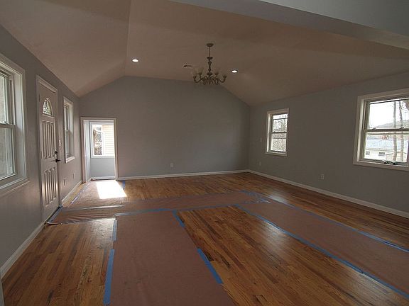 5th image of 115 Putnam Dr