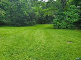 810 Highland Ave, Paramus, NJ 07652