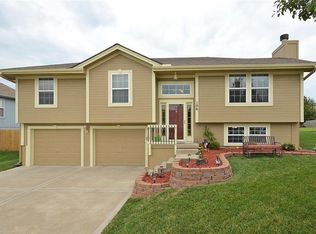 106 Spinnaker Dr, Smithville, MO 64089