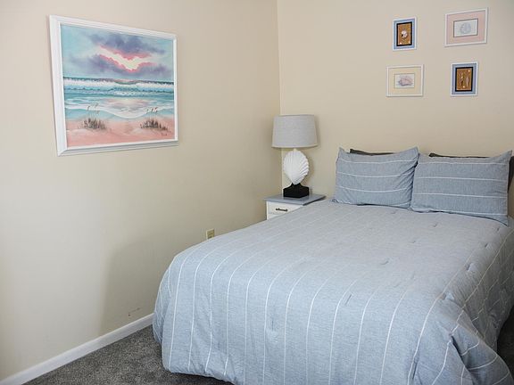 Bedroom - Full bed