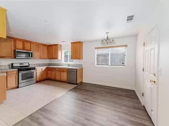 3rd image of 929 Wall St #929
